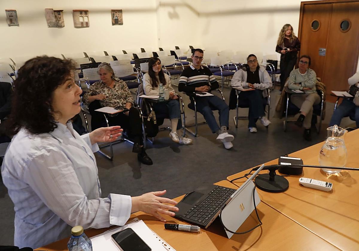 Beatriz Oliveros, durante el taller que imparte estos días en el Palacio de Valdecarzana.