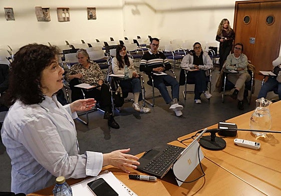 Beatriz Oliveros, durante el taller que imparte estos días en el Palacio de Valdecarzana.