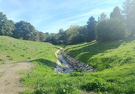 La zona renaturalizada por el Principado con el arroyo El Fresno en el centro.