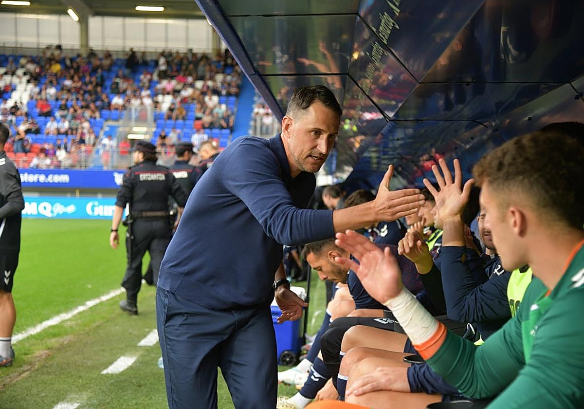 San José saluda a los suplentes de su banquillo antes de un partido.