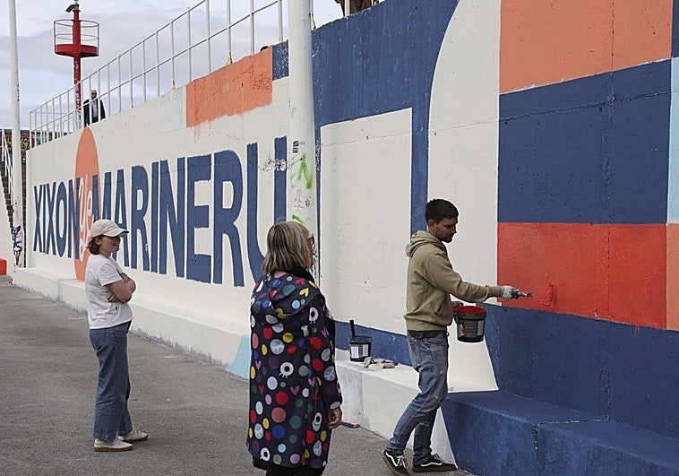 El Puerto de Gijón contrata su limpieza de forma provisional por retrasos en la adjudicación