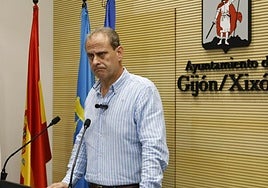 El concejal de PSOE en el Ayuntamiento de Gijón Tino Vaquero, este martes, en la sala de prensa del Consistorio.
