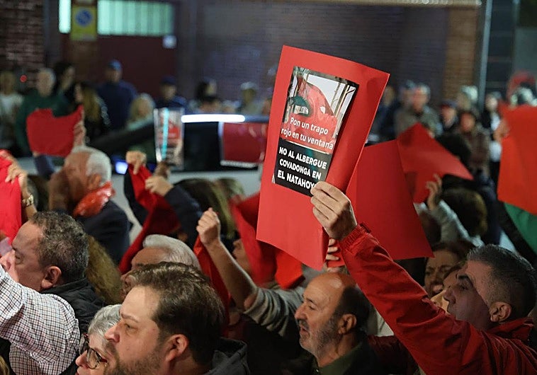 Los vecinos de El Natahoyo inician una ronda con los grupos políticos para frenar el traslado del Albergue Covadonga
