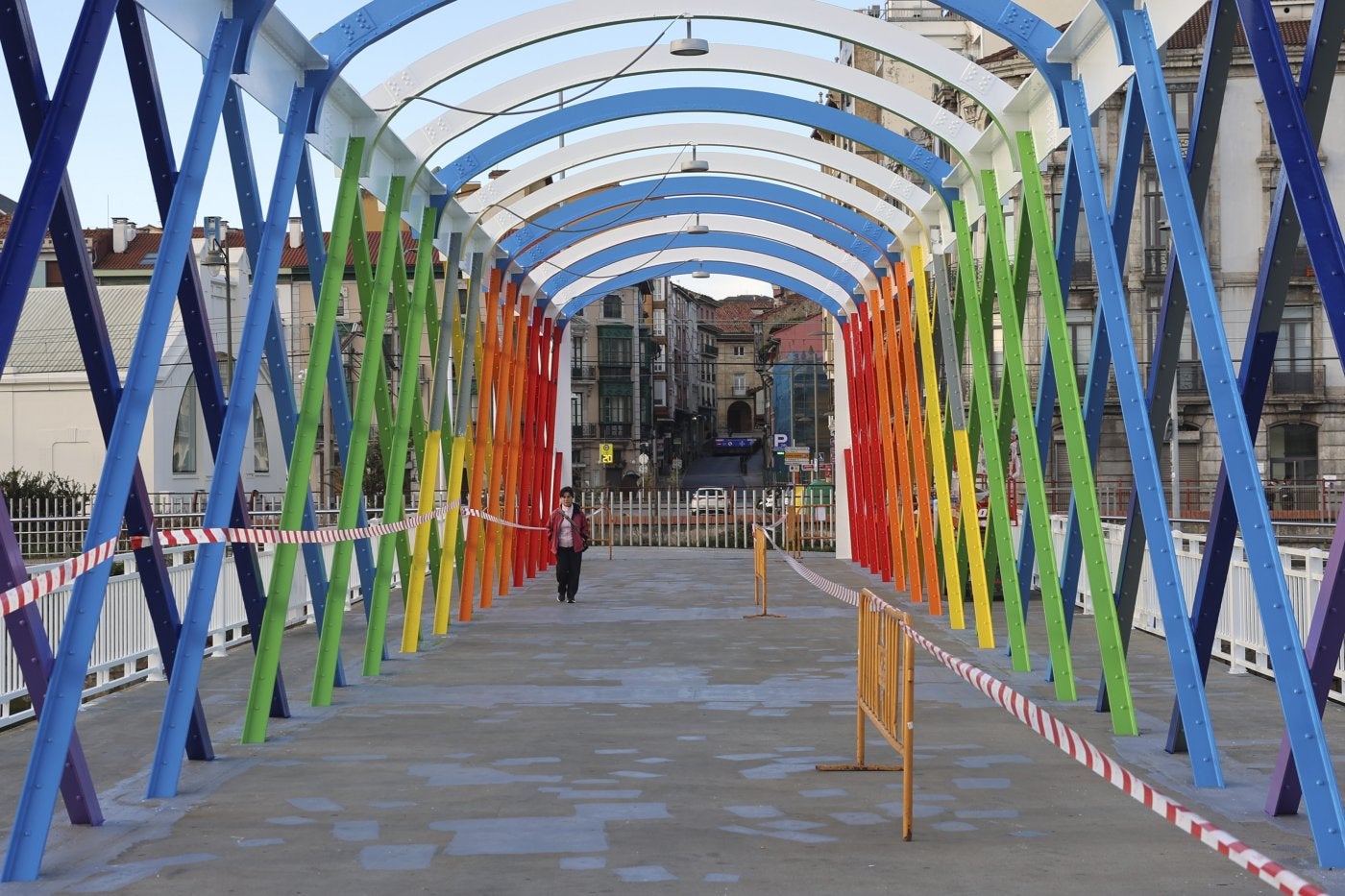 Los colores vuelven a dar luz al Puente de San Sebastián