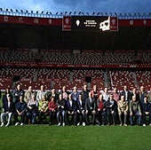 Los socios de honor del Sporting del año 1976, en el césped junto a directivos, capitanes, exjugadores y miembros del club.