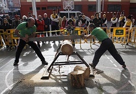 Una pareja, en la prueba de tronzo del Encuentro de Deportes Tradicionales Asturias-Euskadi.