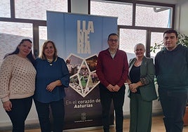 Cristina López (cooperativista), la edil Montse Alonso, Juan Bógalo (miembro del consejo de rector de Axuntase), la alcaldesa Eva María Pérez y el concejal Nicolás Fernández, tras finalizar la reunión.