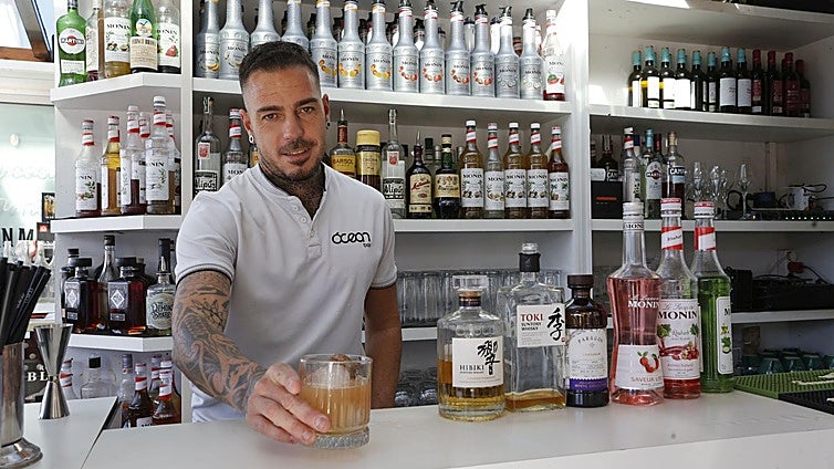 El vigente campeón de España de coctelería, Cristian Monasterio, enseña el trago con el que irá al mundial