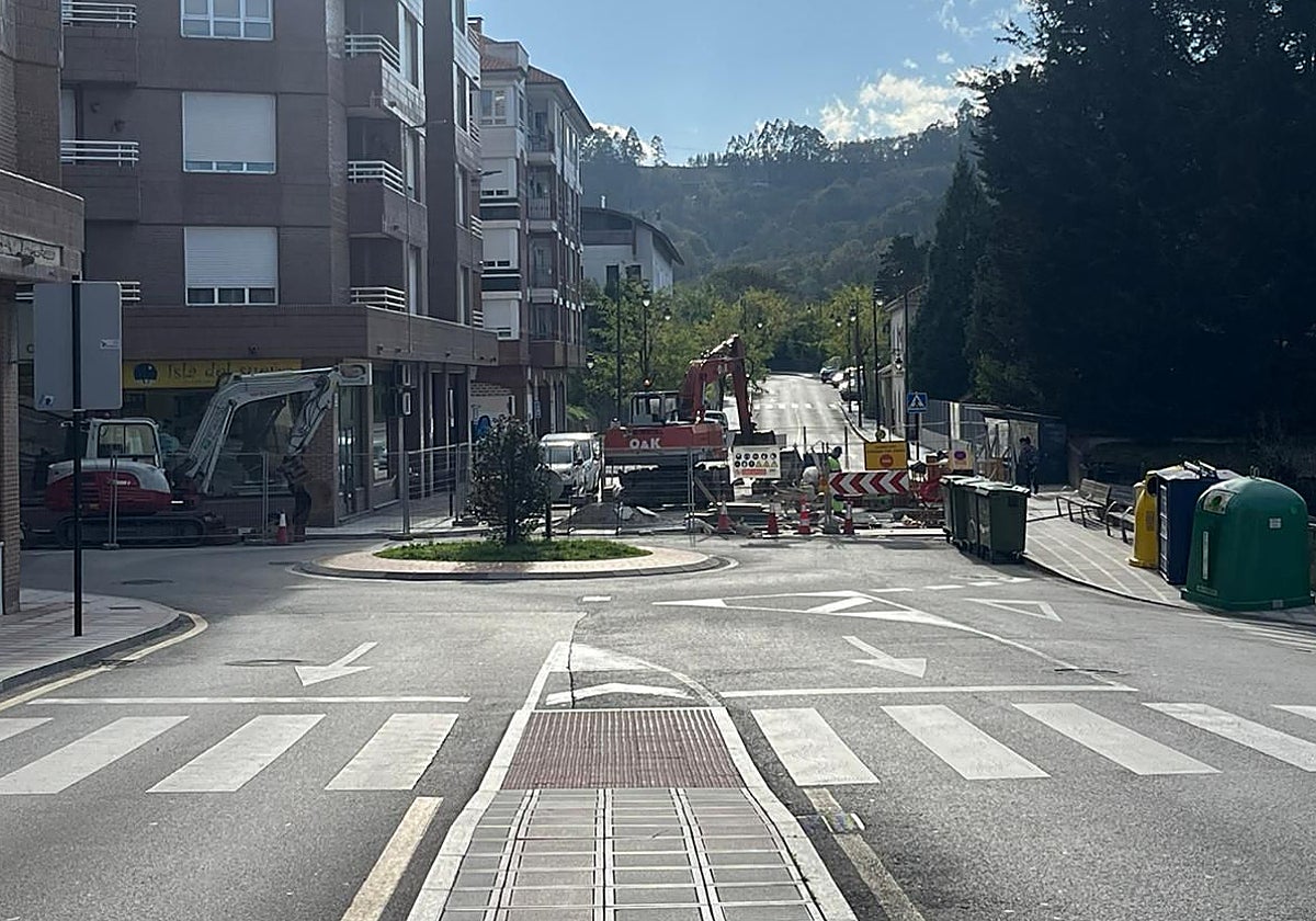 Las obras del saneamiento de La Isla, en Pola de Siero, que mantienen la calle El Molín cortada desde el pasado mes de agosto.