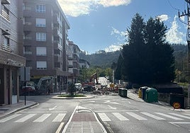 Las obras del saneamiento de La Isla, en Pola de Siero, que mantienen la calle El Molín cortada desde el pasado mes de agosto.