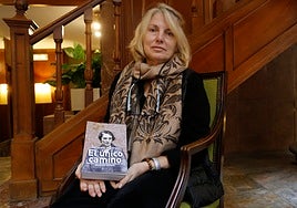 Lola Ruiz-Ibárruri posa con el libro de memorias de su abuela, 'El único camino', que ha ampliado con las de su madre, Amaya.