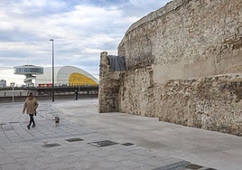 Actualmente se ha descubierto un importante paño de la muralla medieval de Avilés, pero aún hay más de dos metros de fortificación bajo la acera que suponen un reto urbanístico.