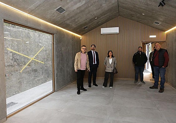 El concejal de Infraestructuras, Gilberto Villoria; el director general de Alcaldía, Jaime Fernández-Paíno, y la diectora general de Infraestructuras, María López Castro, visitan junto a los responsables de obra el nuevo centro de interpretación en la batería alta del cerro de Santa Catalina.