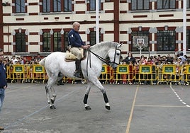 Una de las múltiples actividades que se realizan en e patio del Liceo, en Mieres