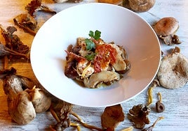 Plato de setas silvestres, langostinos y jamon ibérico del restaurante El Parador del Rey.