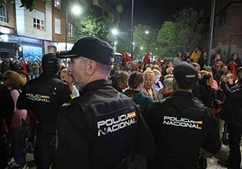 Protesta de los vecinos de El Natahoyo, el pasado lunes, durante la inauguración de la remozada capilla de San Esteban del Mar.