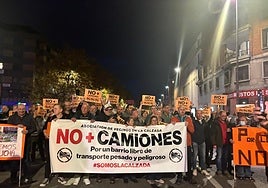 Los vecinos de la zona oeste vuelven a salir a la calle para manifestarse contra los camiones en Cuatro Caminos