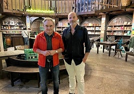 El alcalde de Nava, Juan Cañal, y el director del museo, Juan Stové, tras la reunión del patronato.