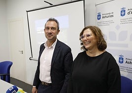 Ovidio Zapico, consejero de Vivienda, junto a la directora general de Urbanismo, Laura López, esta mañana en Gijón.