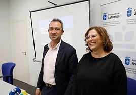 El consejero Ovidio Zapico y la directora general de Urbanismo, Laura López.