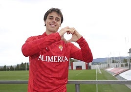 Gaspar Campos, en Mareo, posa para cámara haciendo el gesto con el que festeja los goles.