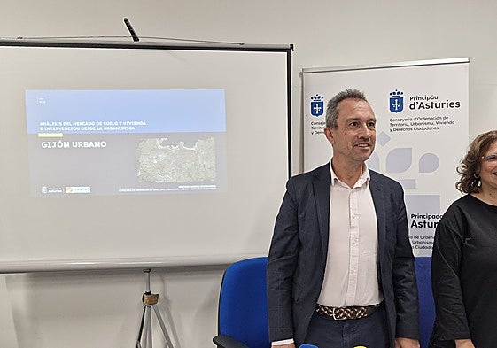 El consejero de Vivienda, Ovidio Zapico, y la directora general de Urbanismo, Laura López, durante su comparecencia del miércoles en el edificio administrativo de Poniente para presentar el estudio del mercado de suelo y vivienda en Gijón elaborado por el equipo del Indurot de la Universidad de Oviedo.