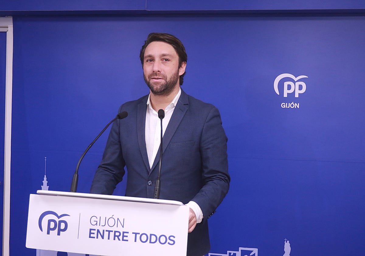 Andrés Ruiz, presidente del PP de Gijón, en una comparecencia en la sede de Álvarez Garaya.