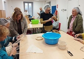 La alcaldesa de Llanera, a la derecha, visita uno de los talleres del programa.