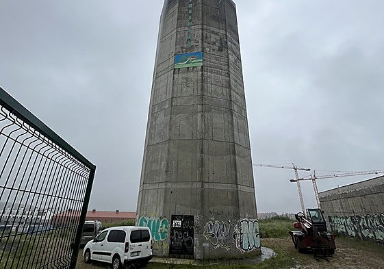 Actual depósito de agua de La Fresneda, que será reforzado con otro en la zona de Ordoño.