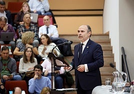 El rector, Ignacio Villaverde, se dirige a los claustrales.
