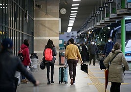 Viajeros buscando su autocar en la estación de Oviedo.