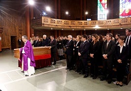 La familia, en el primer banco, durante el funeral.