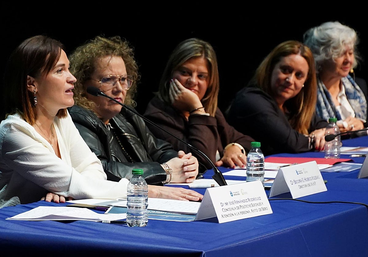 María Jose Fernández, concejala de Políticas Sociales; Begoña Huergo, directora del Instituto Adolfo Posada; la vicepresidenta del Gobierno regional, Gimena Llamedo; Nerea Monroy, gerente del ERA, y la ponente Lourdes Bermejo.