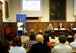 La conferencia de la profesora Mar Alonso en el Aula Magna de la Universidad.
