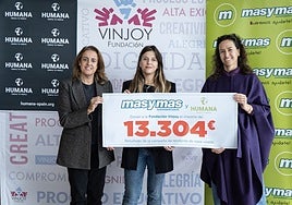 Eva Rodríguez, Isis Gonzálezy Silvia Pombo con el cheque de la donación.