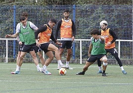 Raúl Rubio pisa el balón ante la presión de Adri Gómez, con Javi Cueto, Julio, Guzmán e Isi Ros atentos a la jugada.