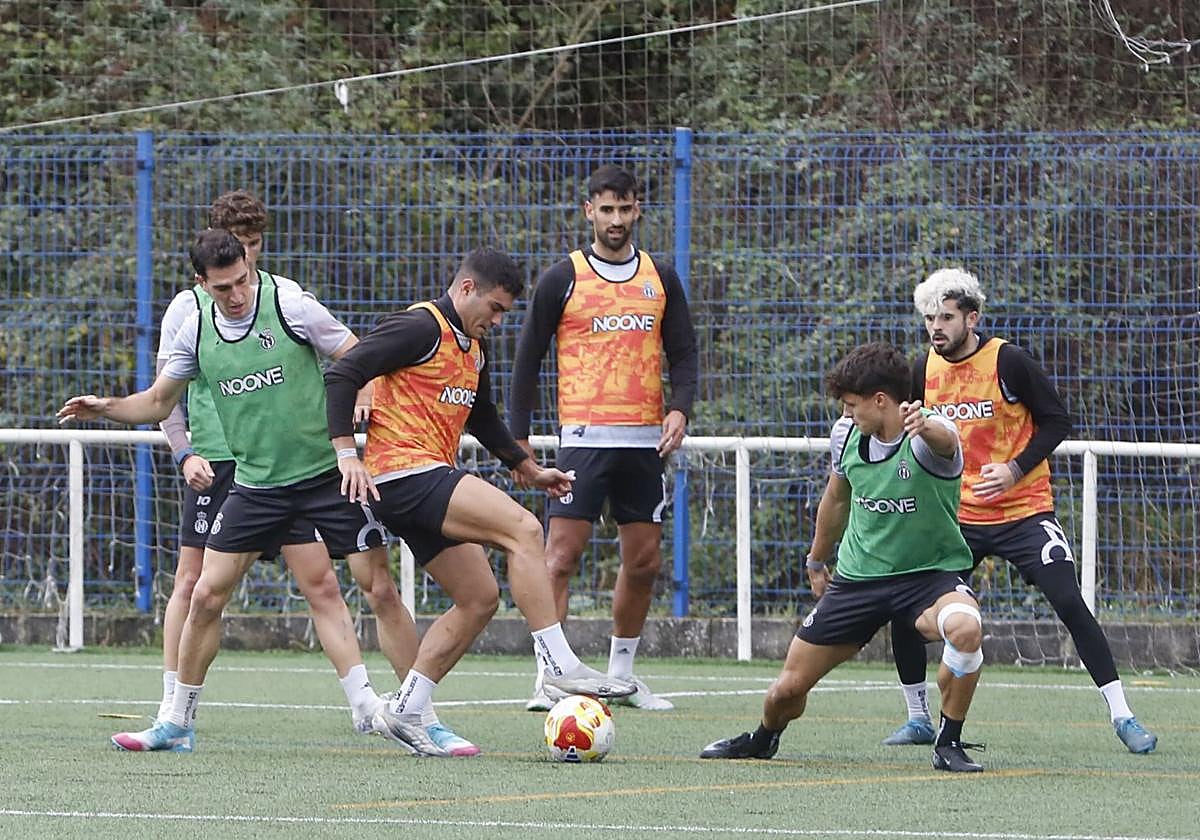 Raúl Rubio pisa el balón ante la presión de Adri Gómez, con Javi Cueto, Julio, Guzmán e Isi Ros atentos a la jugada.