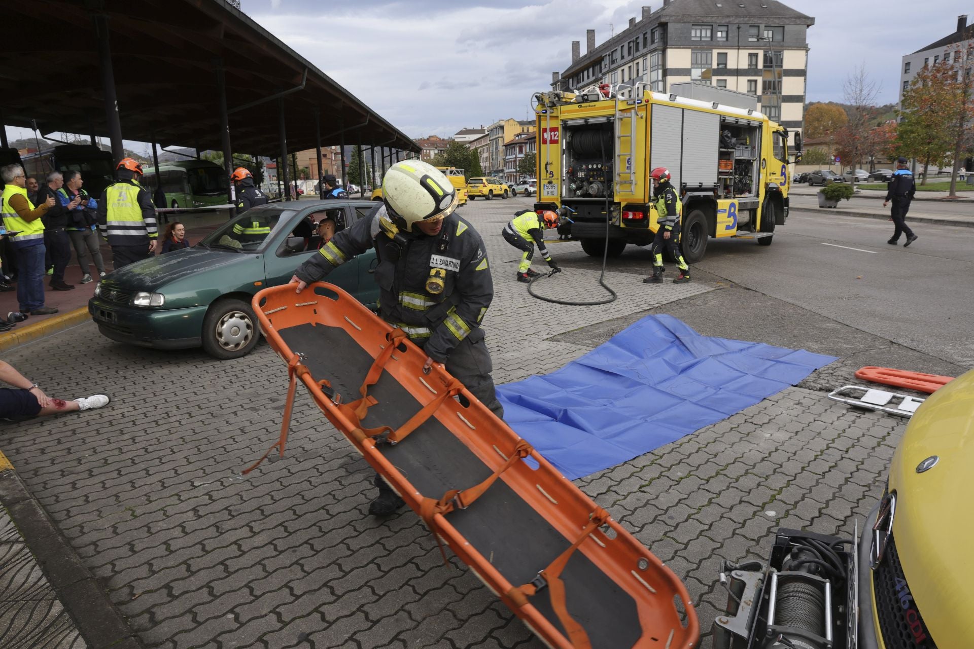 Espectacular simulacro de accidente con víctimas en Langreo