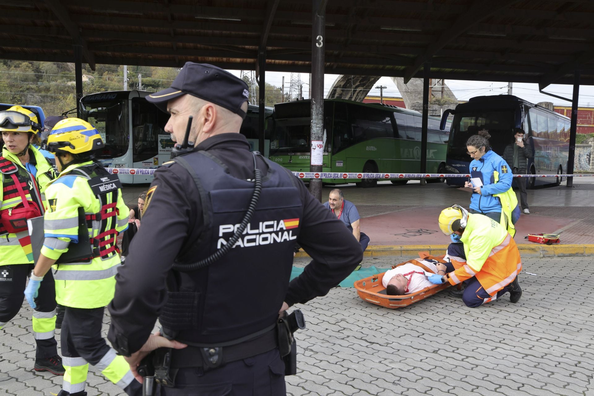 Espectacular simulacro de accidente con víctimas en Langreo