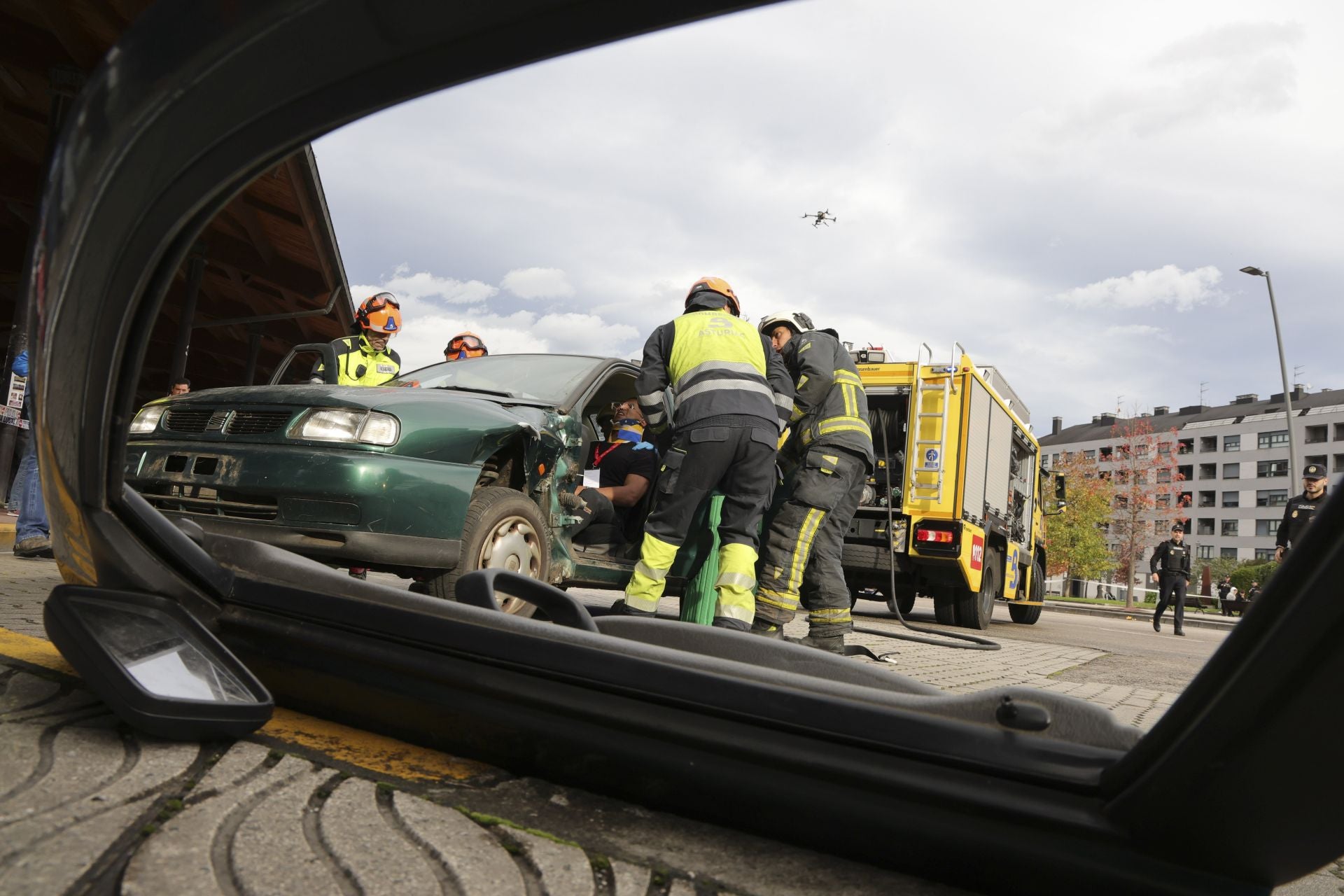 Espectacular simulacro de accidente con víctimas en Langreo