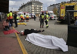 Espectacular simulacro de accidente con víctimas en Langreo