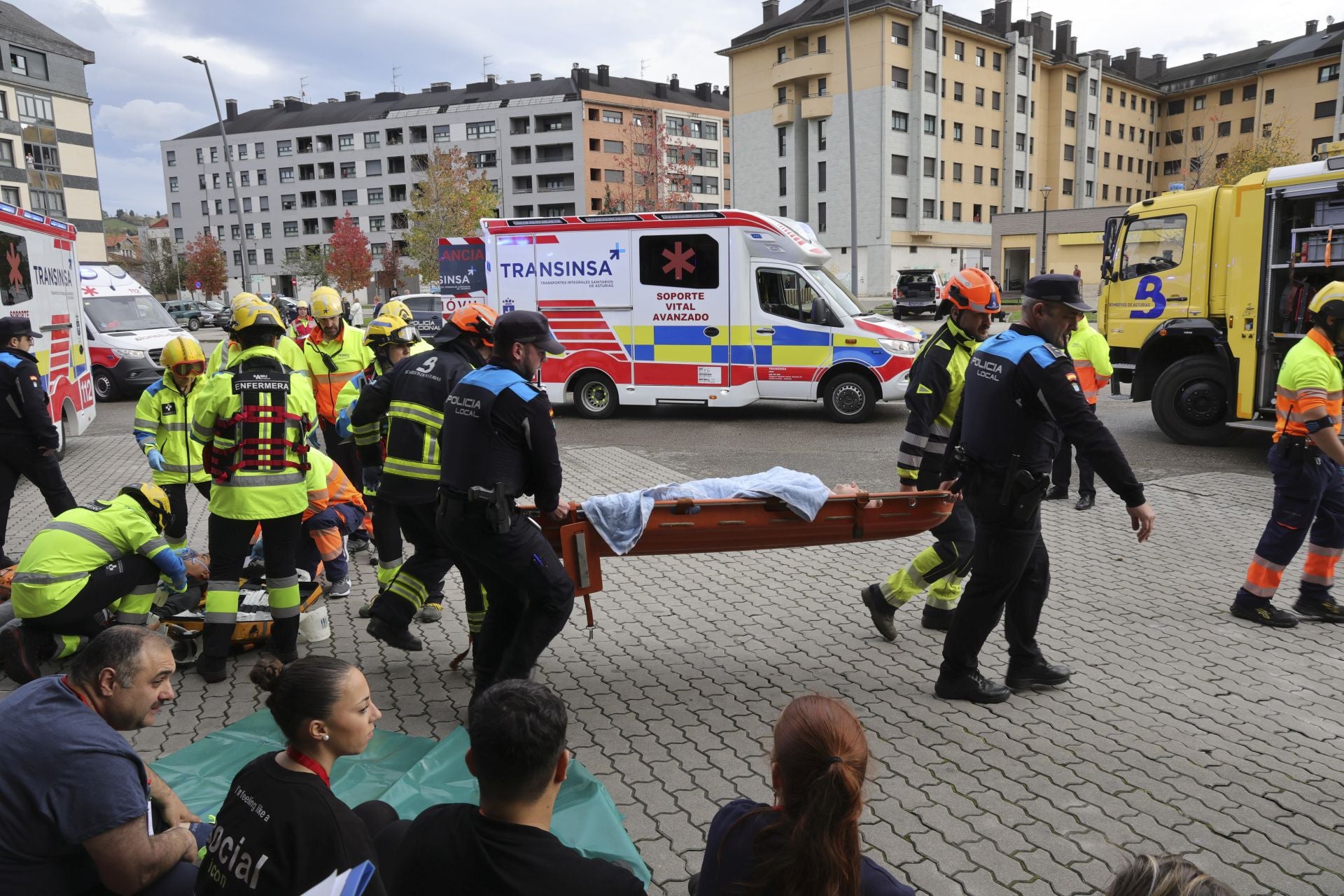 Espectacular simulacro de accidente con víctimas en Langreo