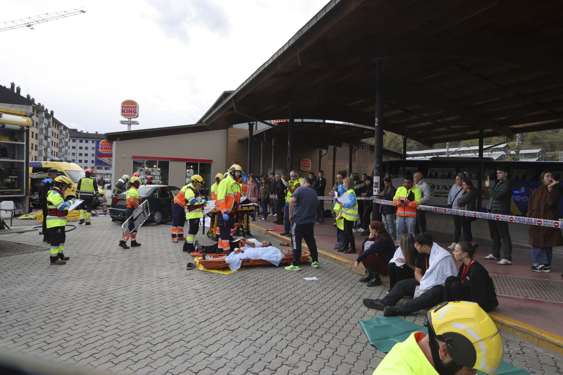 Espectacular simulacro de accidente con víctimas en Langreo