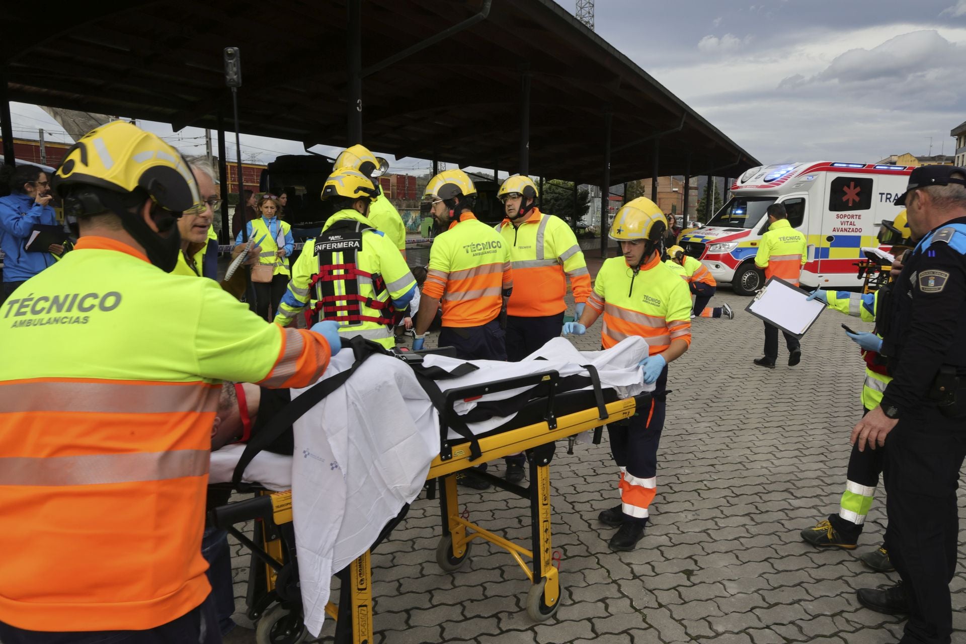 Espectacular simulacro de accidente con víctimas en Langreo