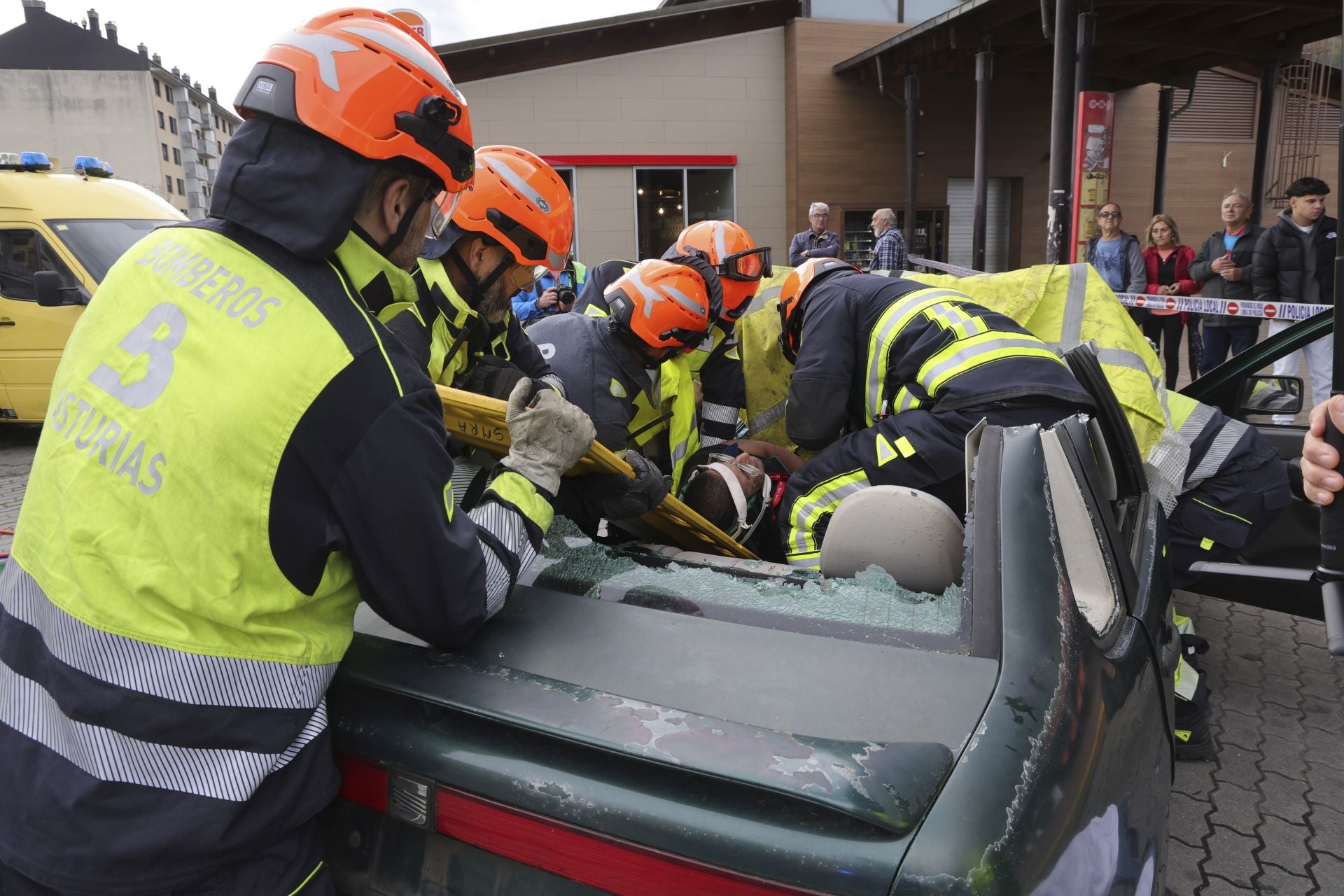 Espectacular simulacro de accidente con víctimas en Langreo