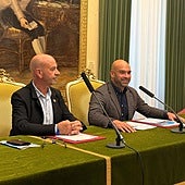 El presidente del Club Natación Santa Olaya, Gonzalo Méndez, y el edil Jesús Martínez Salvador, este jueves, en la firma del convenio.