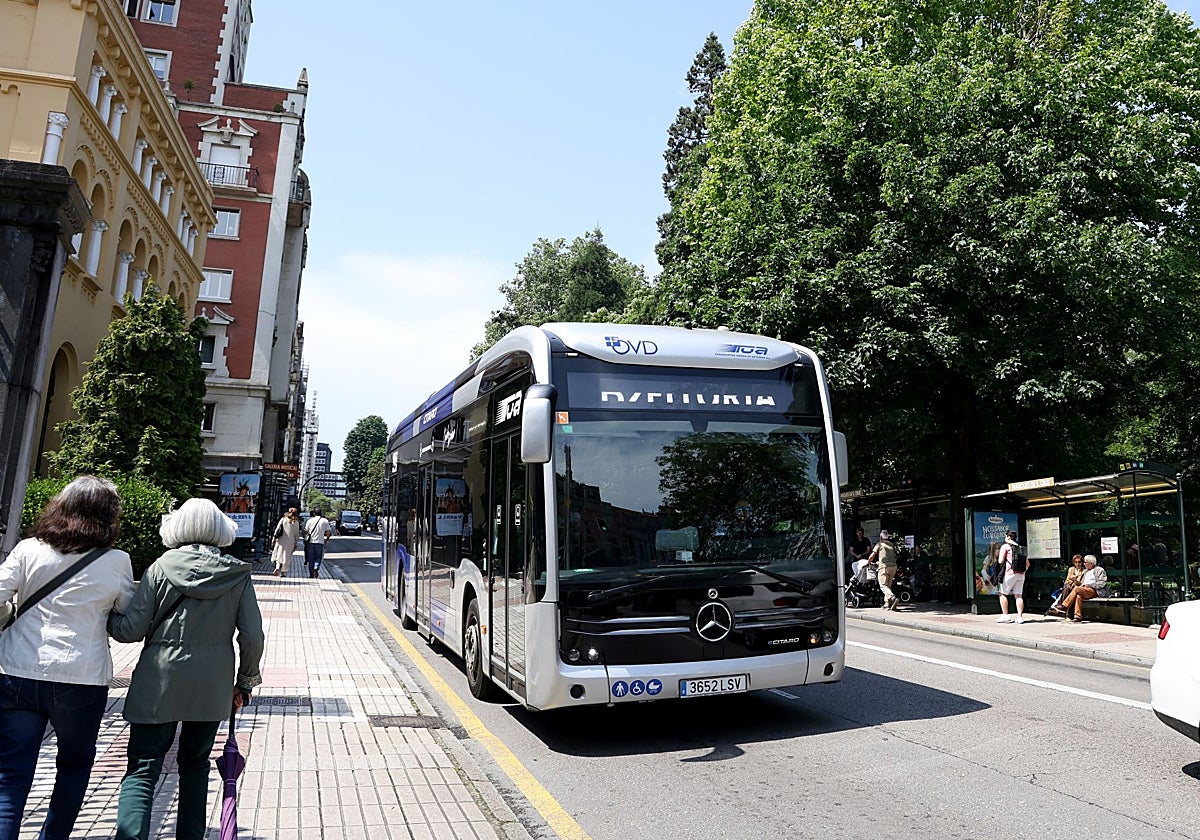 Un autobús urbano, en la calle Marqués de Santa Cruz.