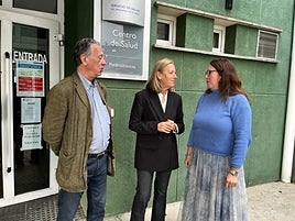 Ignacio Menéndez, Pilar Fernández Pardo y Nuria González-Nuevo ante el centro de salud de Piedras Blancas.