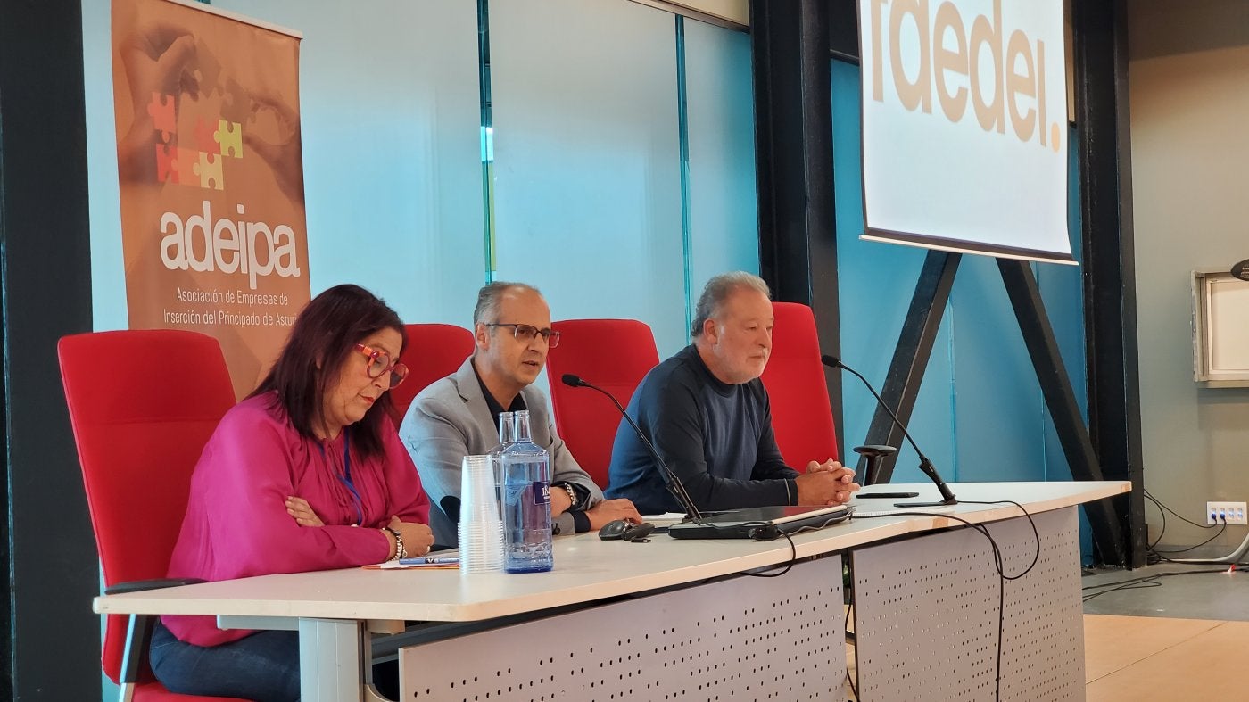 El edil de Empleo, Juan Carlos Guerrero (centro) intervino en la clausura del encuentro de inserción.