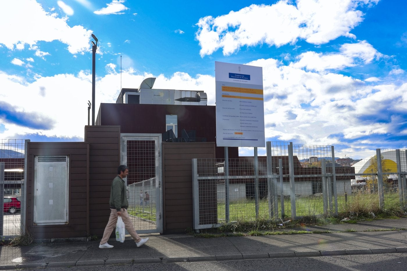 Cartel que informa del inicio de las obras, instalado ayer.